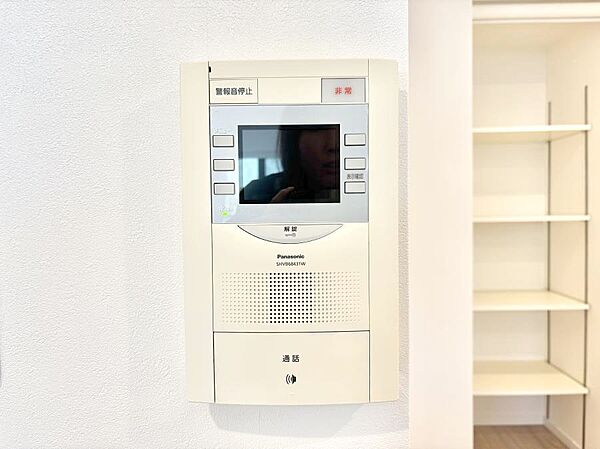 訪問者が一目でわかる安心のＴＶモニター付きインターホン。