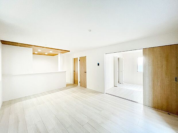 隣接の洋室を開放すればさらに広々空間に