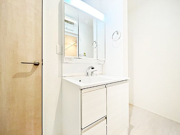 リネン庫を設けた広々としたランドリースペース。