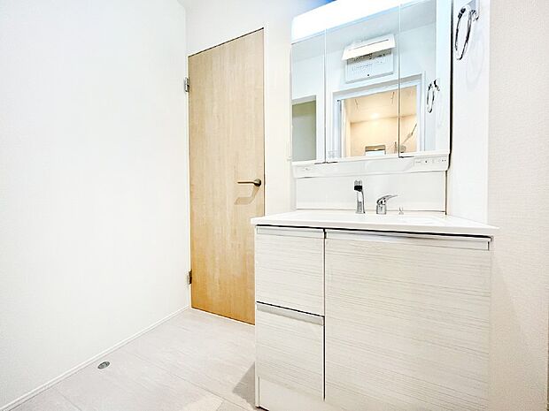 清潔感のある快適空間です。毎日の身支度も気持ち良くお使い頂けます。