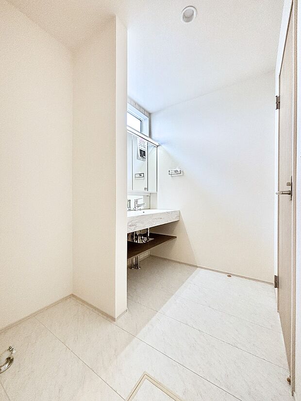 柔らかな朝の光を感じられる窓がついたランドリースペース