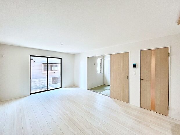 大きな窓からたっぷりの陽光と風を感じられるリビング