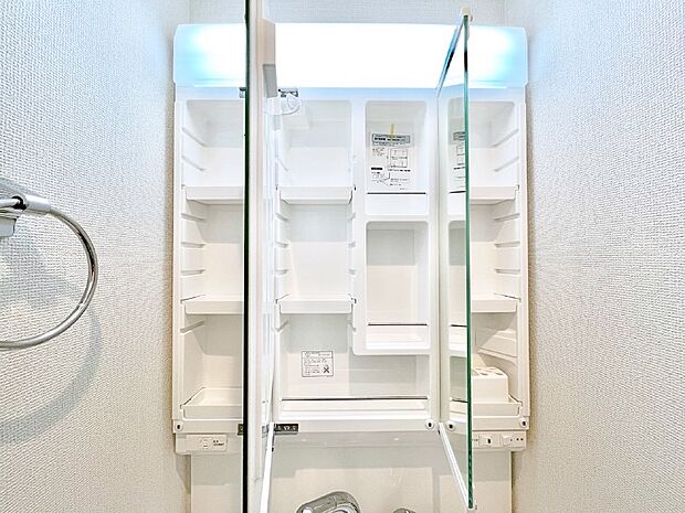 三面鏡の裏に、化粧品や衛生用品などを収納可能。洗面台をすっきりと保ちます!