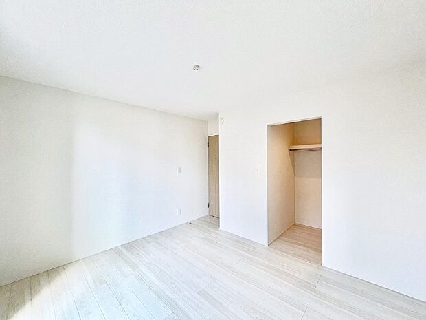 ウォークインクローゼットがあるお部屋!季節ごとの入れ替えも不要で便利です。