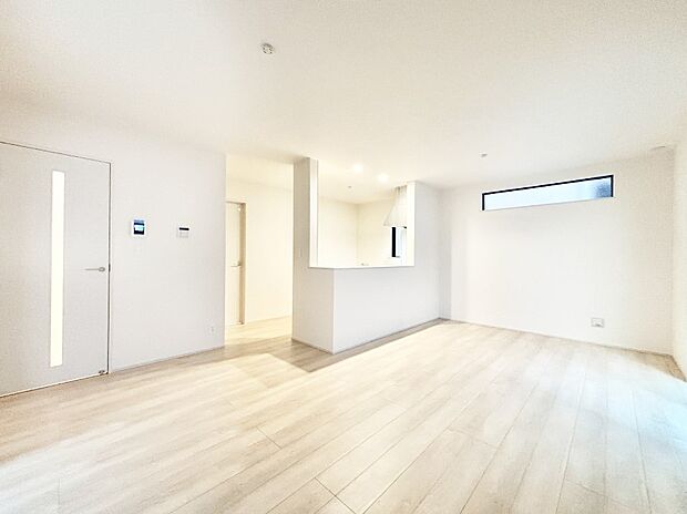 ナチュラルテイストの優しく柔らかい色使いのフローリングが素敵なリビングですね。