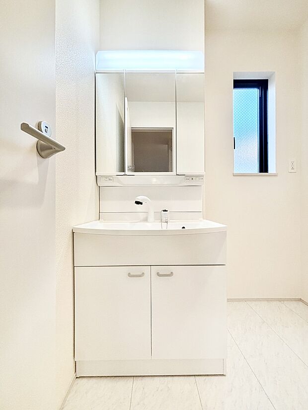 収納力と機能性に優れた洗面化粧台