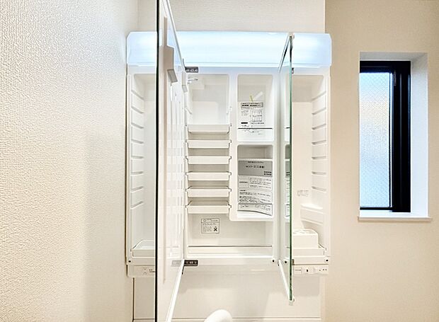 三面鏡の裏に、化粧品や衛生用品などを収納可能。洗面台をすっきりと保ちます！  