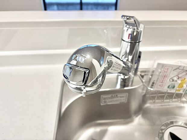 いつでも清潔なおいしいお水を。一つの水栓で水道水と浄水を使い分け。