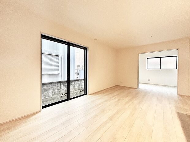 明るい陽光が注ぎ、寛ぎの雰囲気に満たされるダイニング。   