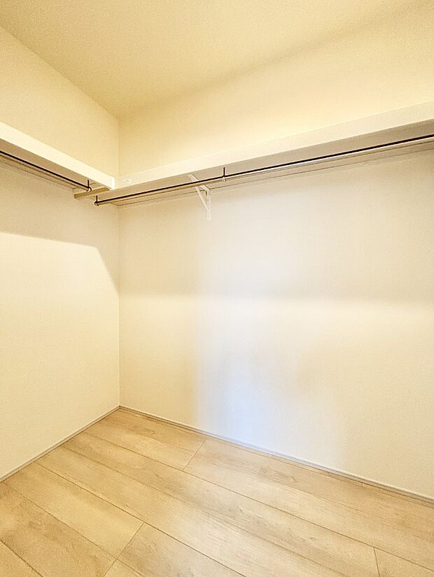 衣類をハンガーに掛けたまま収納できるWIC。衣類の整理整頓がしやすくて便利です!