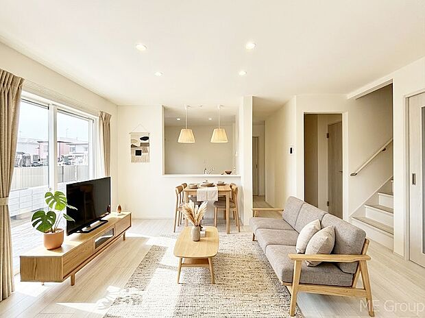 落ち着いた雰囲気のLDKは家族みんなの快適空間※家具はCGです