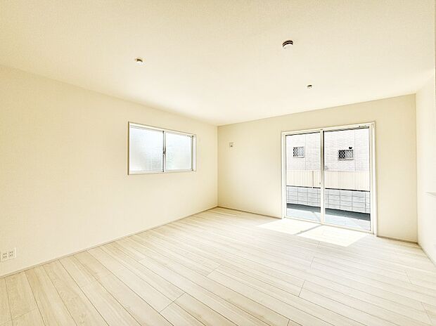 大きな窓からたっぷりの陽光と風を感じられるリビング