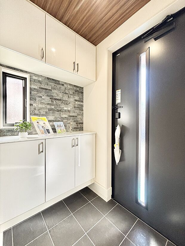 飾り棚を利用して、お越しいただくお客様をおもてなしできます。