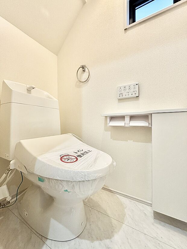 換気用小窓があり、明るく清潔な空間です。