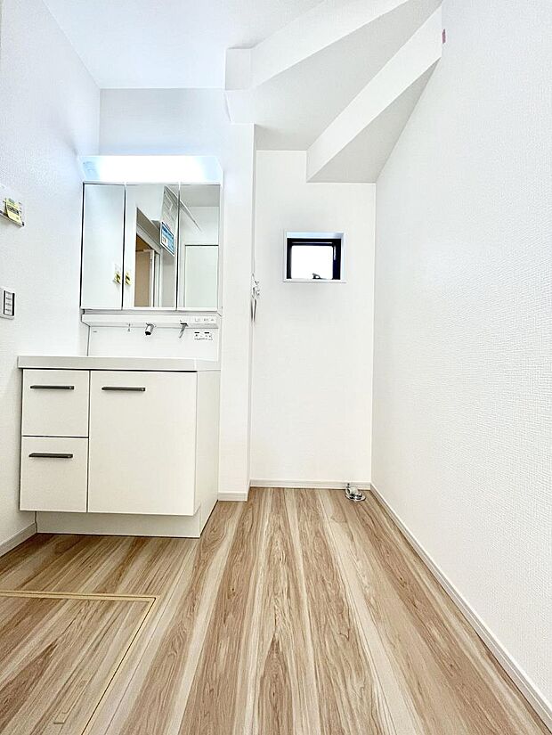 明るい洗面所は毎朝の身支度も楽しくできちゃいそうです。