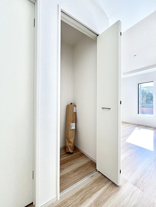 リビング収納。ここに収納があると物が集まるLDKがスッキリ片付きそうですね。  