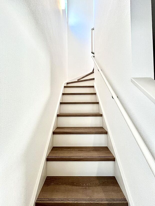 安全性を考慮し階段には手すりを設置しています