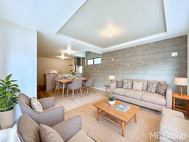 ご家族の賑やかな話し声で包まれる明るいリビング ※家具はCGです