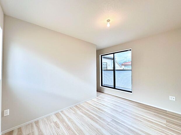 明るいバルコニーサイドに洋室を設置。目覚めの良い寝室に。