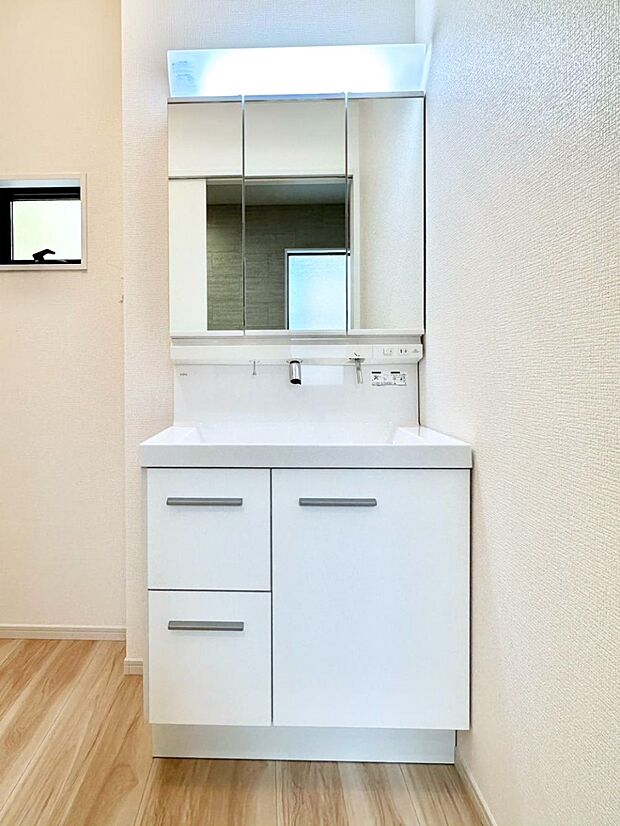 大きく見やすい三面鏡で清潔感ある洗面台は、身だしなみチェックや肌のお手入れにおすすめです。