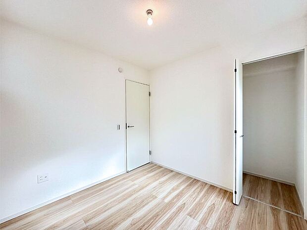 ウォークインクローゼットがあるお部屋!季節ごとの入れ替えも不要で便利です。