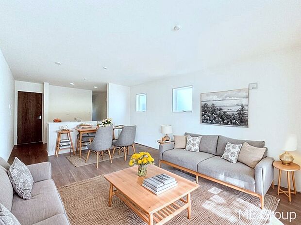 家族の和やかな会話が聞こえてきそう。開放感のあるリビングです。※家具はCGです