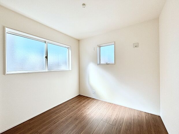 窓からのやさしい光が心地よいプライベートルーム