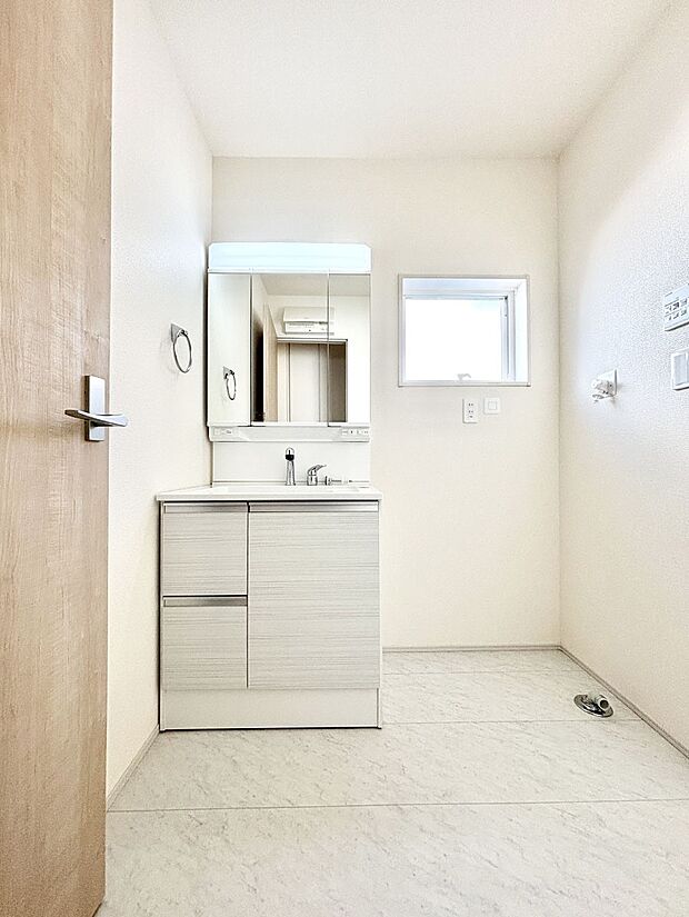 大きく見やすい三面鏡で清潔感ある洗面台は、身だしなみチェックや肌のお手入れにおすすめです。 