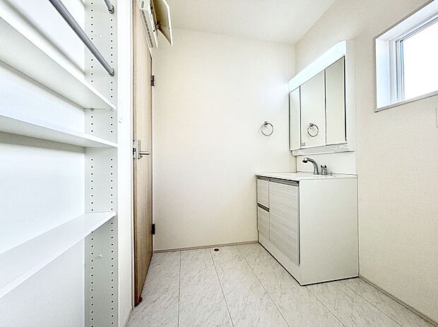 明るい洗面所は毎朝の身支度も楽しくできちゃいそうです。