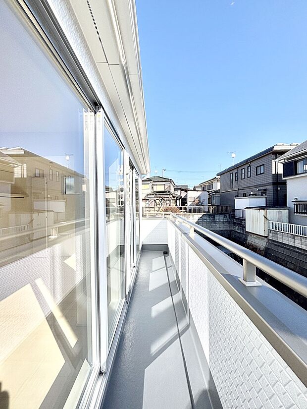暖かな陽光が降り注ぐバルコニーはお洗濯におすすめ。爽やかな風も心地よいです。