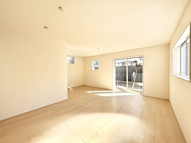 明るい陽光が注ぎ、寛ぎの雰囲気に満たされるダイニング。