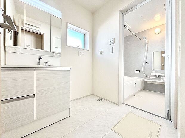 清潔感のある快適空間です。毎日の身支度も気持ち良くお使い頂けます。