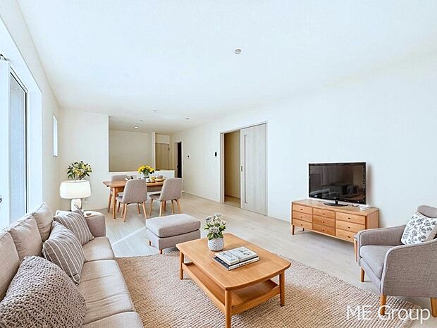 落ち着いた雰囲気のLDKは家族みんなの快適空間 ※家具はCGです