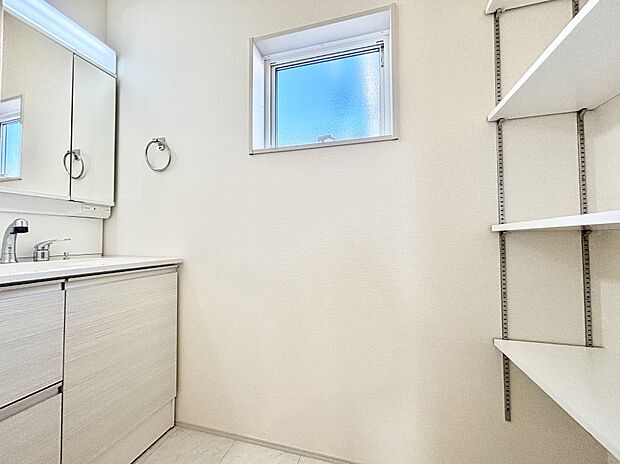 小窓がついているので湿気の多い場所でも換気ができ快適です。毎日の身支度を気持ち良く行えますね。