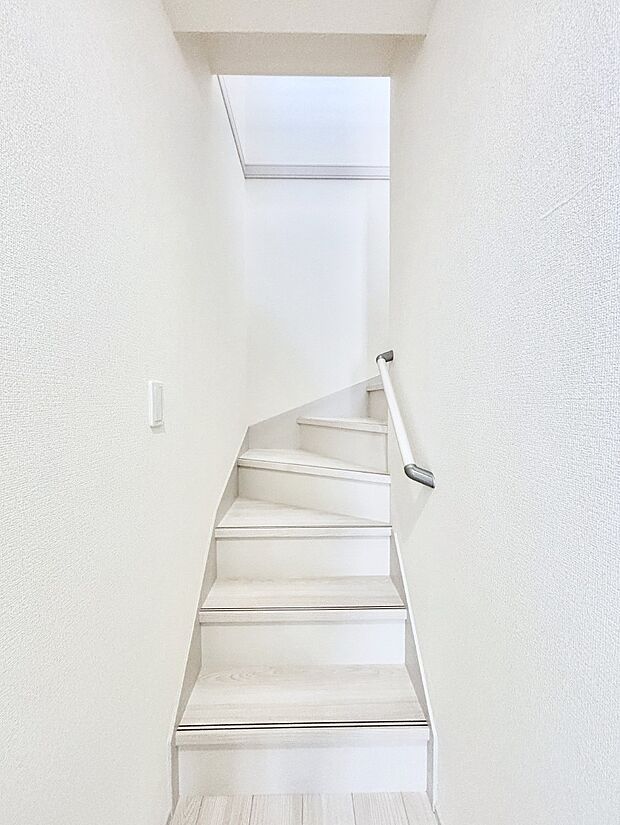 安全性を考慮し階段には手すりを設置しています