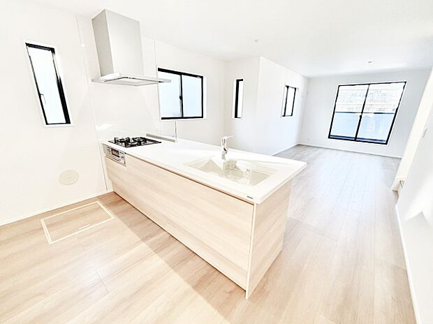 ご家族の会話弾む対面キッチン。お料理中のパパママもご家族と過ごす時間が増えそう!