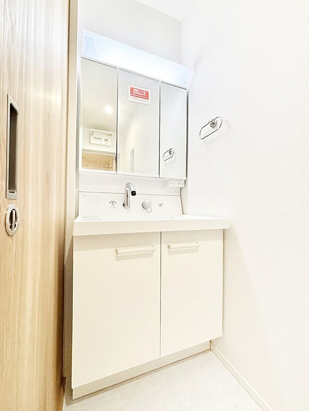 三面鏡キャビネット・シャワー付き洗面化粧台で忙しい朝の身支度もスムーズに!