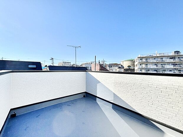 おうち時間が充実しそう!開放感を感じられる屋上バルコニー。