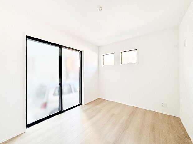 大きな窓からたっぷり入ってくる陽光がお部屋全体を優しく包み込みます!