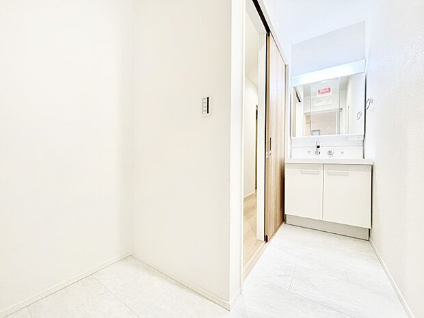 清潔感のある快適空間です。毎日の身支度も気持ち良くお使い頂けます!