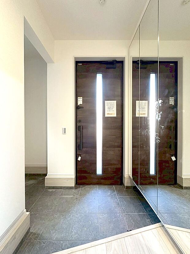 明るい玄関はお客様をお出迎えするのにぴったりです!