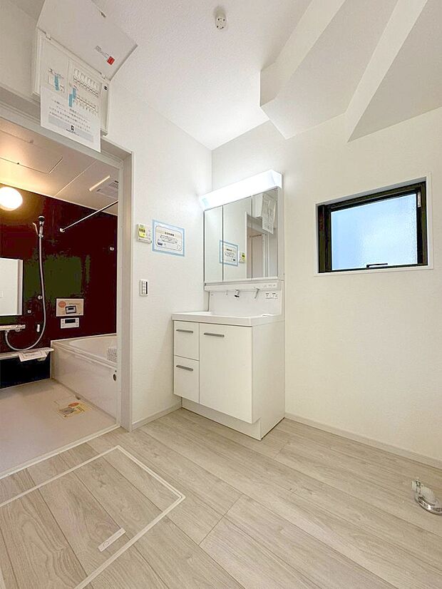 明るい洗面所は毎朝の身支度も楽しくできちゃいそうです。