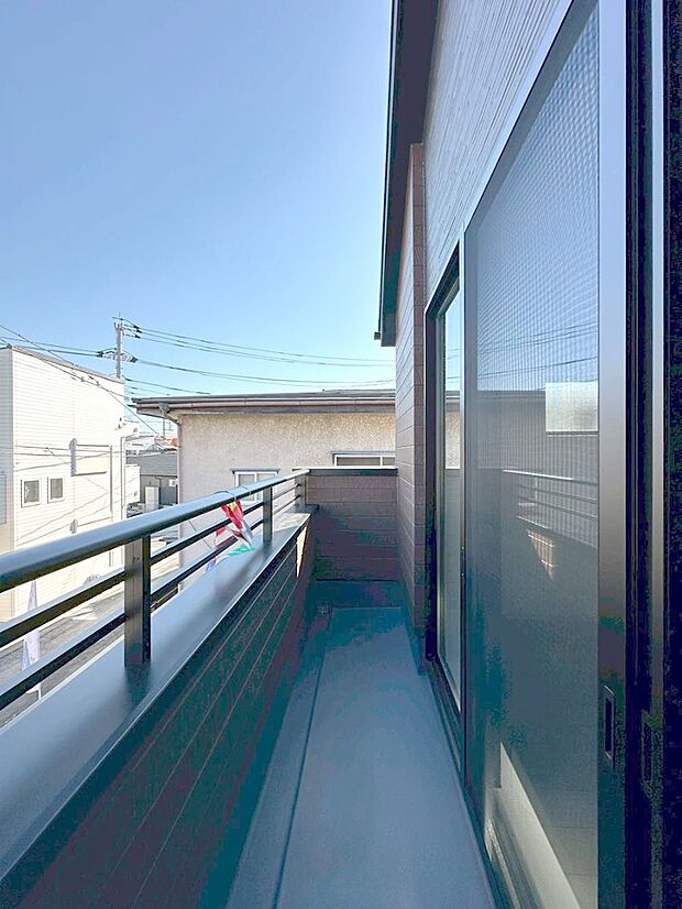 暖かな陽光が降り注ぐバルコニーはお洗濯におすすめ。爽やかな風も心地よいです。 