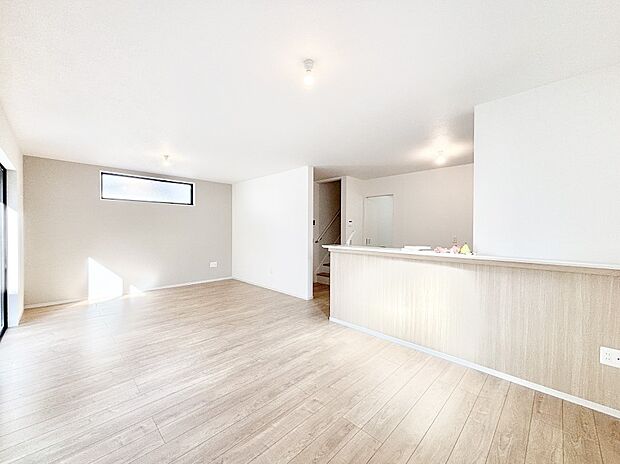 明るい陽光が注ぎ、寛ぎの雰囲気に満たされるリビング・ダイニング。 