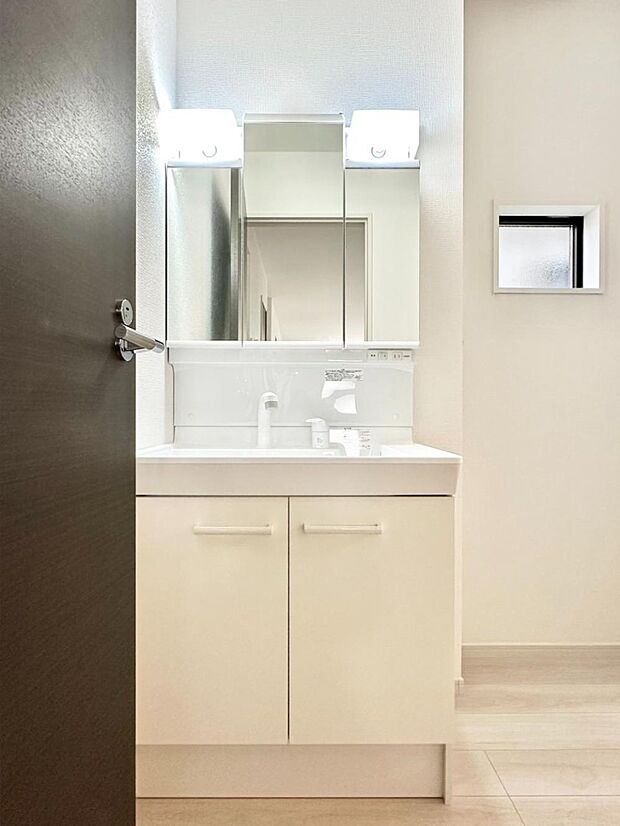 大きく見やすい三面鏡で清潔感ある洗面台は、身だしなみチェックや肌のお手入れにおすすめです。