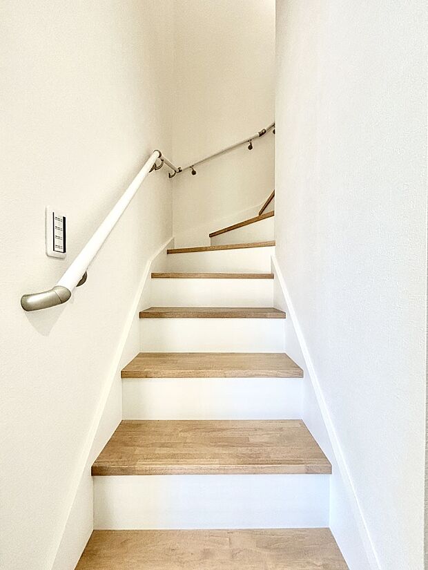 安全性を考慮し階段には手すりを設置しています