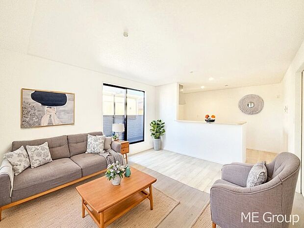 プライバシーも守れる2階リビングは明るく開放感たっぷり。 ※家具はCGです