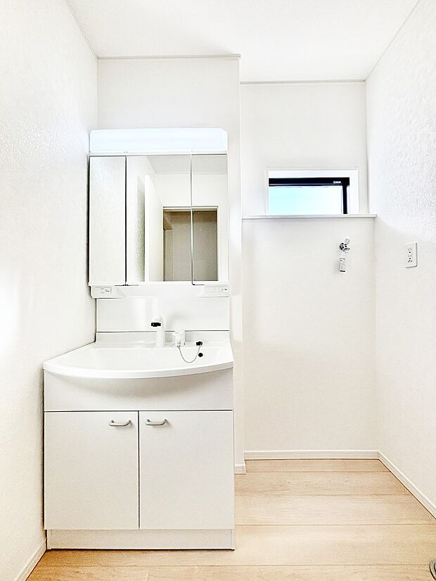 スタイリングに便利な三面鏡、ミラーキャビネットで細かい物スッキリ