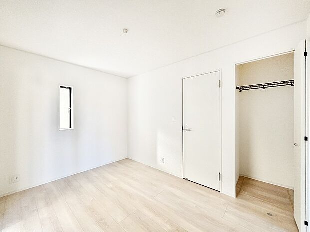 やさしい光がさしこむ居室はしっかり収納付き