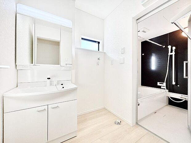 柔らかな朝の光を感じられる窓がついた洗面室